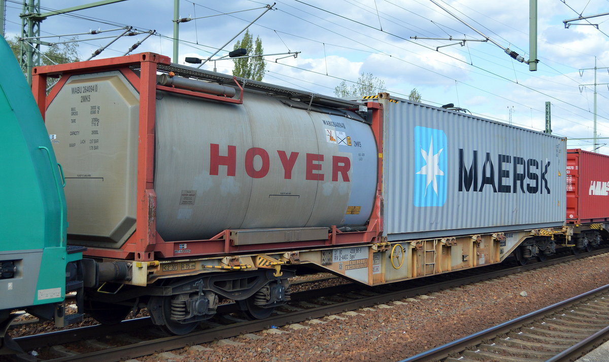 Drehgestell-Containertragwagen noch mit alter Registriernummer von AAEC Ahaus Alstätter Eisenbahn Cargo AG inzwischen VTGCH mit der Nr. 37 RIV 80 D-AAEC 4558 981-9 Sgns 17 in einem Containerzug am 10.09.20 Bf. Flughafen Berlin Schönefeld. 