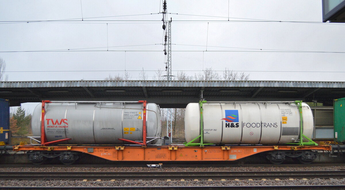 Drehgestell-Containertragwagen vom polnischen Einsteller PCC Intermodal S.A mit der Nr. 33 TEN 51 PL-PCCC 4565 207-9 Sgnss (GE) am 26.01.22 im Bf. Flughafen BER - Terminal 5.