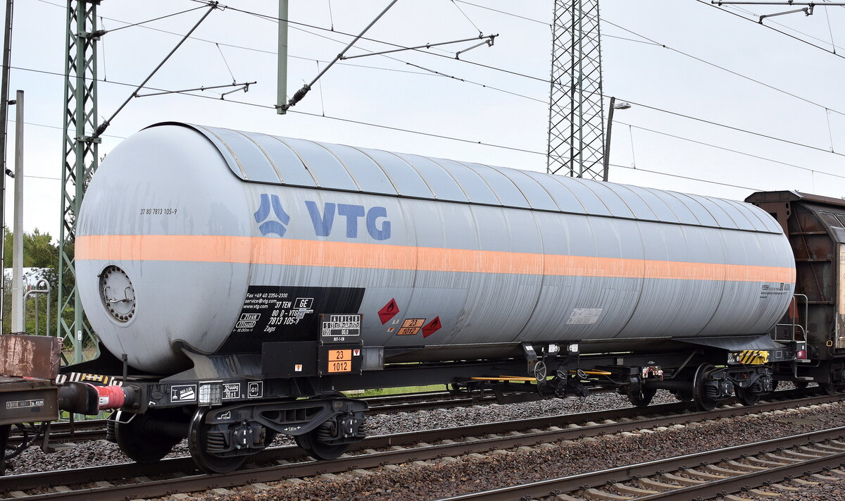 Drehgestell-Druckgaskesselwagen mit Sonnendach vom Einsteller VTG mit der Nr. 37 TEN 80 D-VTG 7813 105-9 Zags(GE) lt. UN-Nr.: 23/1012 für das Ladegut 1-Buten, Gemisch in einem gemischten Güterzug am 22.04.24 Höhe Bahnhof Schönefeld bei Berlin.