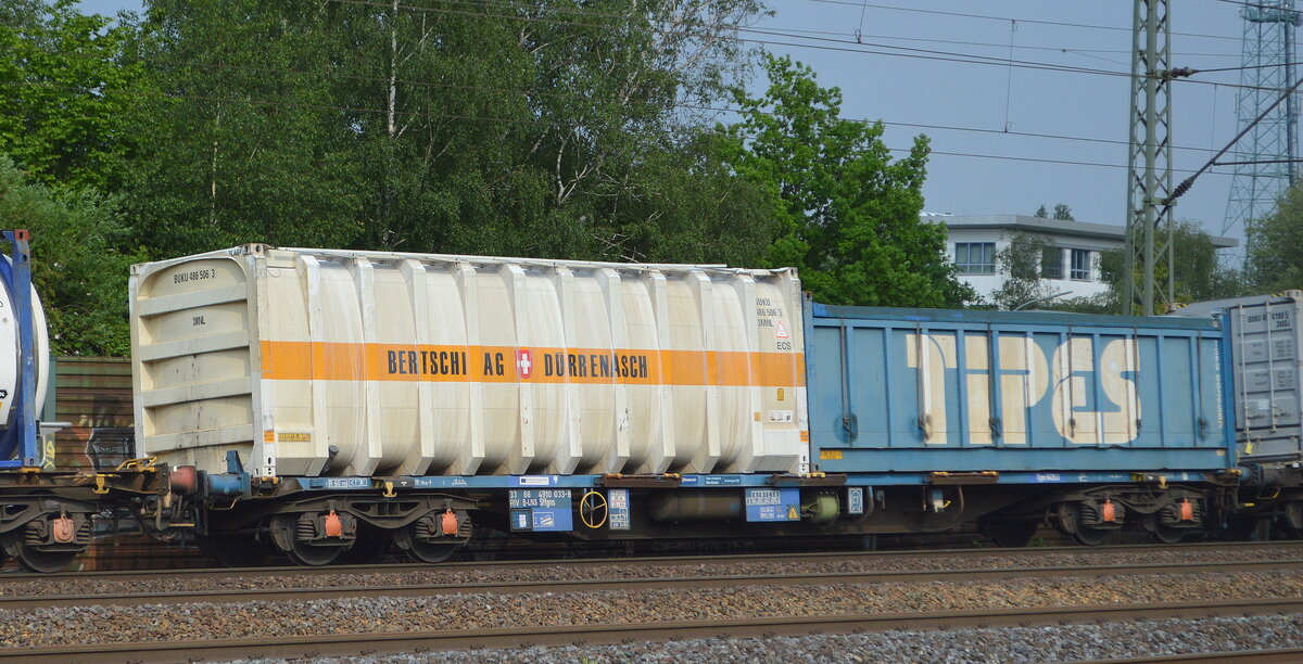 Drehgestell-Flachwagen (Containertragwagen) vom belgischen Einsteller LINEAS Group NV/SA mit der Nr. 33 RIV 88 B-LNS 4910 033-8 Sffgns in einem Containerzug am 07.06.21 Hamburg-Harburg.