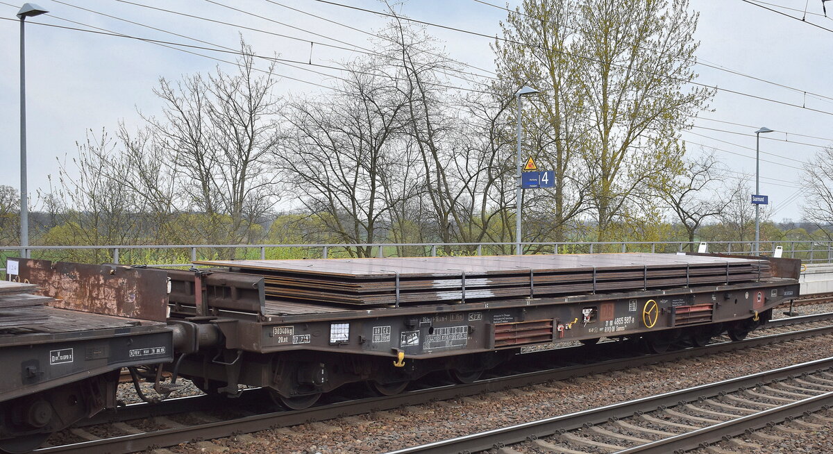 Drehgestell-Flachwagen der DB Cargo AG mit der Nr. 31 RIV 80 D-DB 4865 587-8 Samms 709 beladen mit Stahlwalzplatten in einem gemischten Güterzug am 18.04.23 Durchfahrt Bahnhof Saarmund.