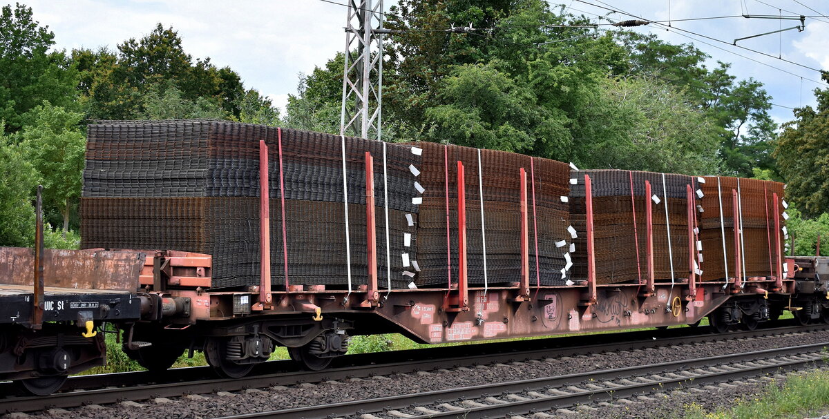 Drehgestell-Flachwagen der DB Cargo (D) mit der Nr. 31 RIV 80 D-DB 3991 381-7 Rns-z 643 beladen mit Betonstahlmatten in einem Güterzug am 06.07.23 Höhe Bahnhof Dedensen-Gümmer.