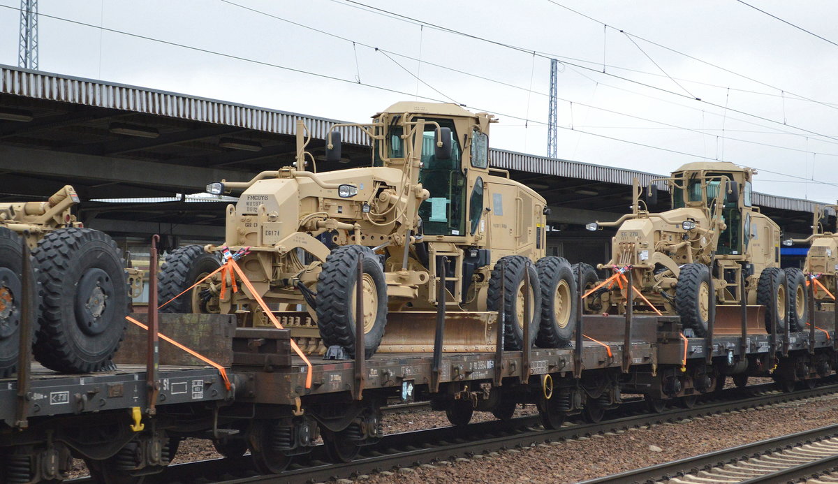 Drehgestell-Flachwagen der DB Cargo mit der Nr. 31 RIV 80 D-DB 3964 006-1 Rmms 663 beladen 
mit einem Grader Typ Caterpillar 120M Motor Grader der US Armee am 28.03.19 Bf. Flughafen Berlin-Schönefeld.
