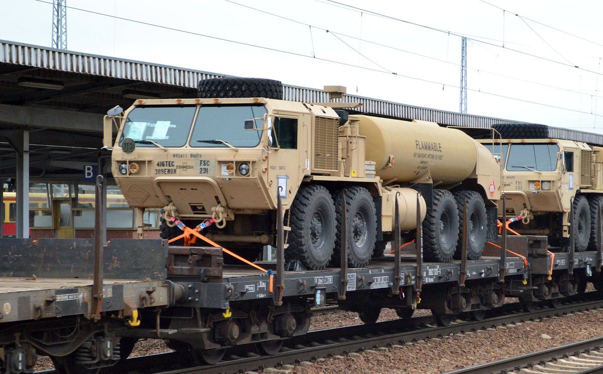 Drehgestell-Flachwagen der DB Cargo mit der Nr. 31 RIV 80 D-DB 3962 326-5 Rmms 664 beladen mit einen Tankfahrzeug Typ M978 A3 HEMTT (Heavy Expanded Mobility Tactical Truck) der US Armee am 28.03.19 Bf. Flughafen Berlin-Schönefeld.
