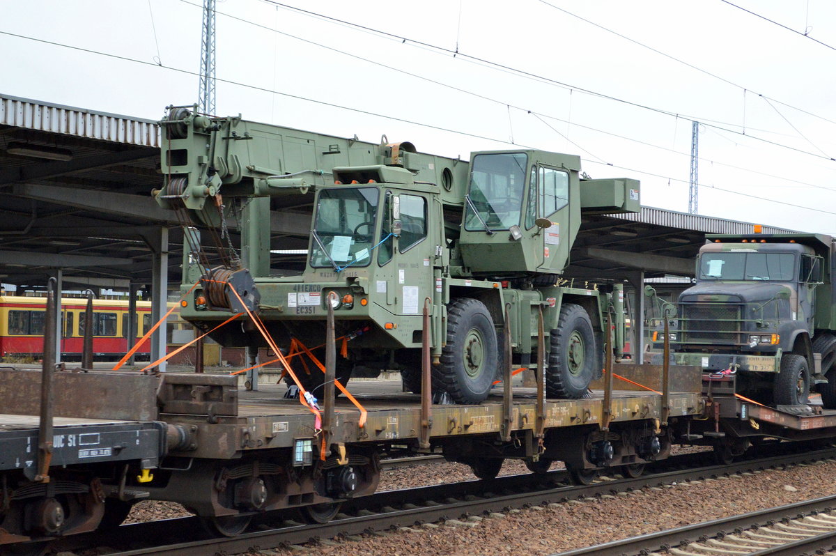 Drehgestell-Flachwagen der DB Cargo mit der Nr. 31 RIV 80 D-DB 3962 505-4 Rmms 664 beladen mit einem Fahrzeugkran Typ? der US Army am 28.03.19 Bf. Flughafen Berlin-Schönefeld.