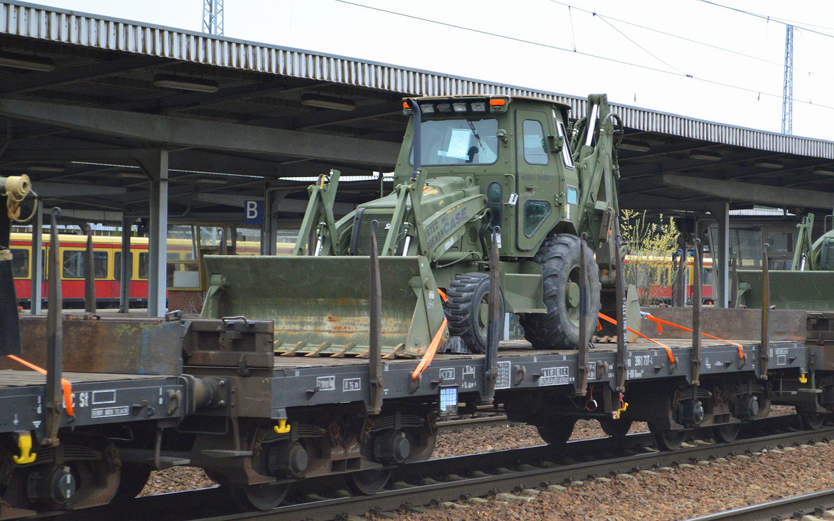 Drehgestell-Flachwagen der DB Cargo mit der Nr. 31 RIV 80 D-DB 3961 737-4 Rmms 664 beladen mit einem CASE Typ? Baggerlader der US Army am 28.03.19 Bf. Flughafen Berlin-Schönefeld.