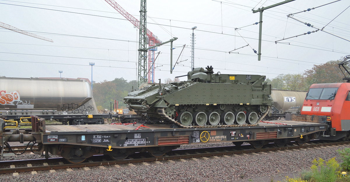 Drehgestell-Flachwagen der DB Cargo mit der Nr. 31 RIV 80 D-DB 4865 573-6 Samms 709.2 beladen mit einem Scorpion (Panzer) Variante? der British Army am 24.10.19 Magdeburg Hbf.