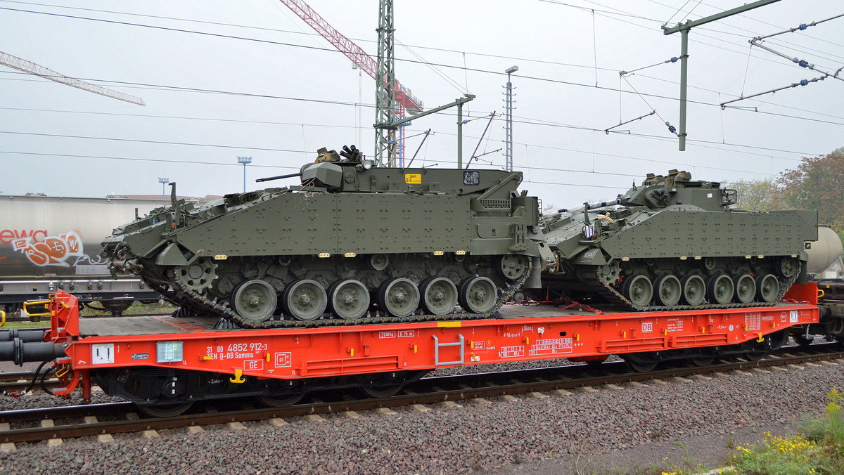 Drehgestell-Flachwagen der DB Cargo mit der Nr. 31 TEN 80 D-DB 4852 912-3 Samms 489.1 beladen mit zwei Varianten des Scorpion (Panzer) der British Army am 24.10.19 Magdeburh Neustadt.