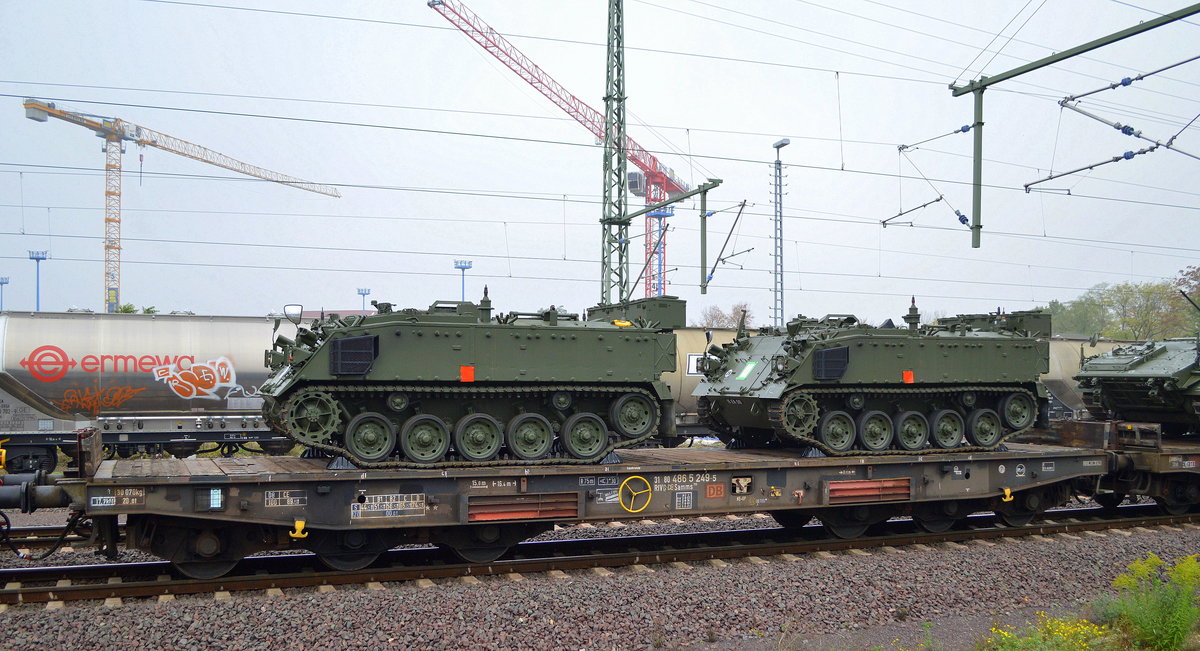 Drehgestell-Flachwagen der DB Cargo mit der Nr. 31 RIV 80 D-DB 486 5 249-5 Samms 709 neladen mit zwei  Scorpion (Panzer) Variante? der British Army am 24.10.19 Magdeburg Hbf.