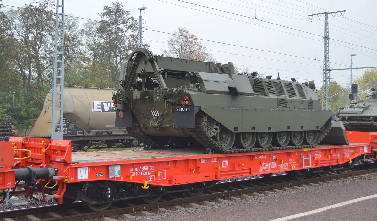 Drehgestell-Flachwagen der DB Cargo mit der Nr. 31 TEN 80 D-DB 4858 123-1 Samms 489.1 beladen mit einem gewaltigen Bergepanzer wahrscheinlich eine Bauvariante des Challenger 2? der British Army am 24.10.19 Magdeburg Hbf.