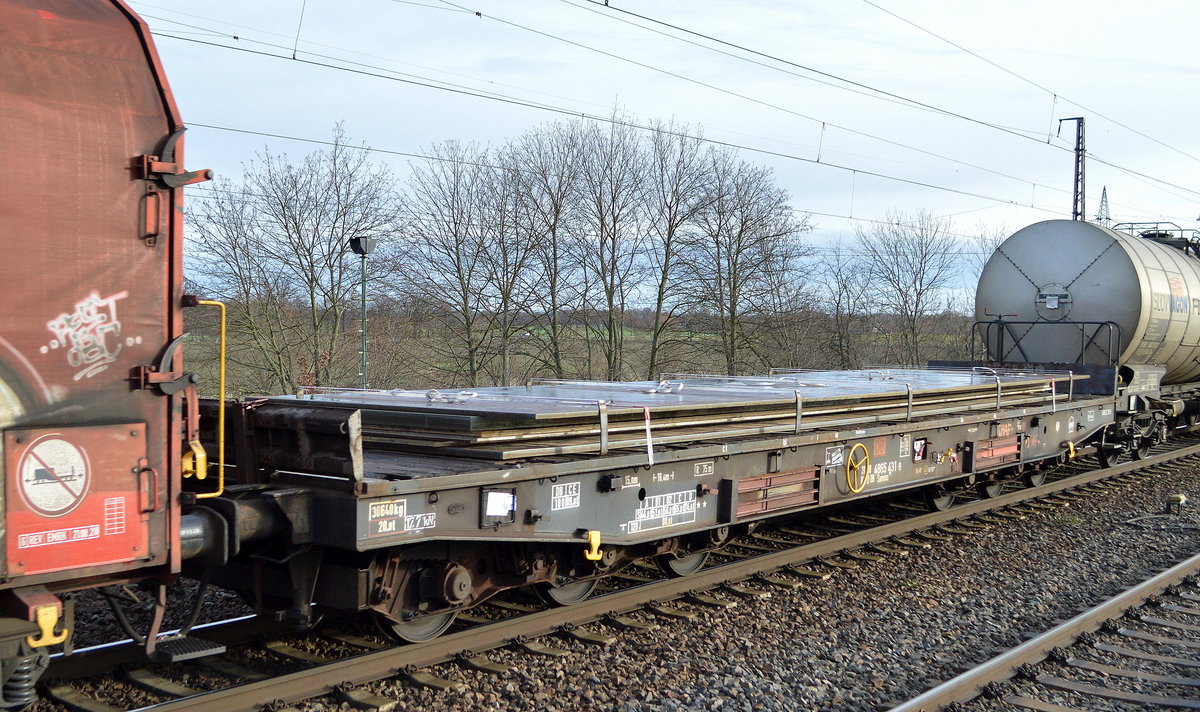 Drehgestell-Flachwagen von DB Cargo mit der Nr. 31 RIV 80 D-DB 4865 431-9 Samms 709 beladen mit Stahlplatten  in einem gemischten Güterzug am 20.01.21 Bf. Saarmund.