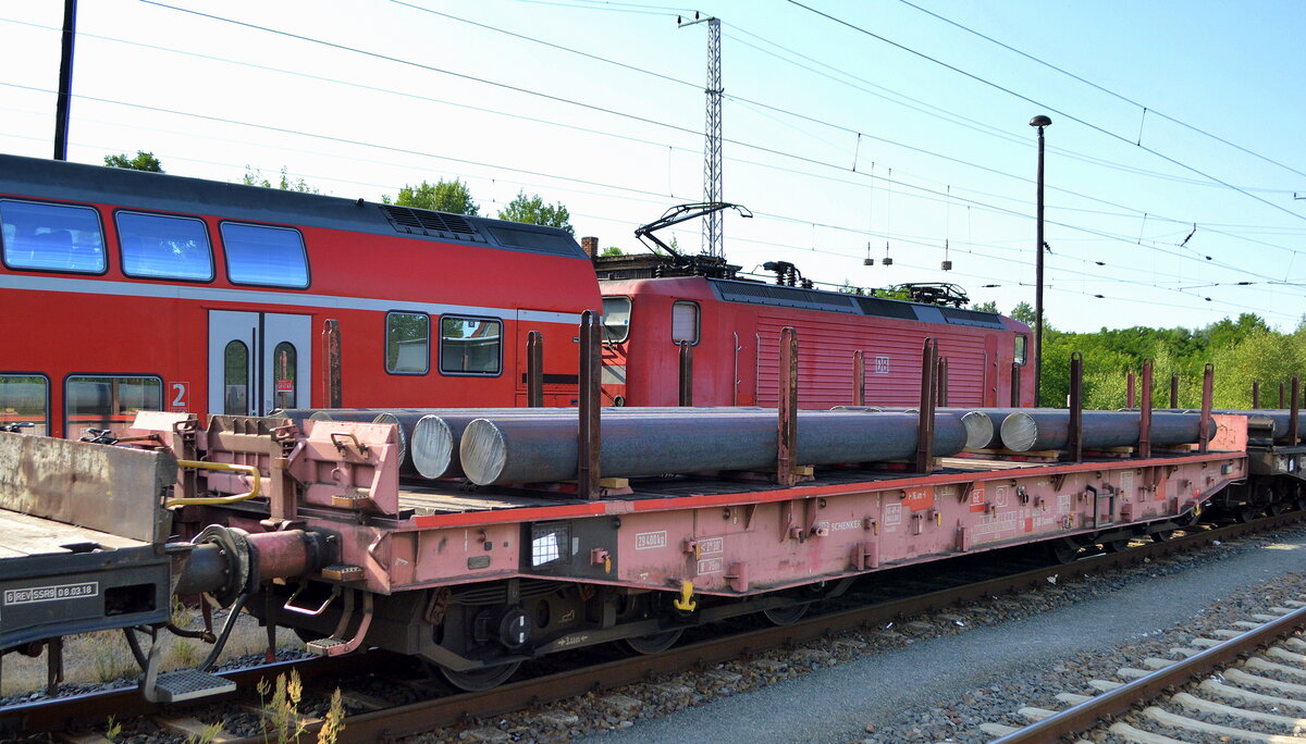 Drehgestell-Flachwagen der DB Cargo mit der Nr. 31 TEN 80 D-DB 4852 17-0 Samms 489  beladen mit rund geformten Stahlfragmenten (Bezeichnung?, keine Bramme) in einem gemischten Güterzug am 22.06.22 Bahnhof Elsterwerda.