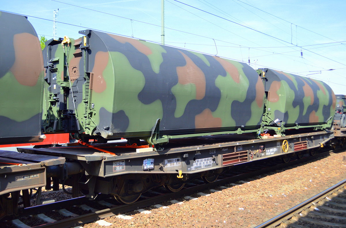 Drehgestell-Flachwagen der DB mit der Nr. 31 RIV 80 D-DB 4865 029-1 Samms 709 beladen mit  Teilabschnitten einer Faltschwimmbrücke die dann von Oshkosh M1120 A4 HEMTT LHS (Heavy Expanded Mobility Tactical Truck - Load Handling System) einer us-amerikanischen vor Ort transportiert werden durch eine Pioniereinheit am 22.04.18 in einem Miltärzug im Bf. Flughafen Berlin-Schönefeld.