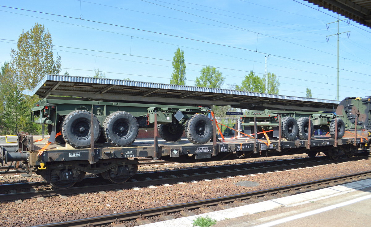 Drehgestell-Flachwagen der DB mit der Nr. 31 RIV 80 D-DB 3908 217-3 Rs 684 beladen mit zwei Hängern (M1076 PLS Trailer) einer US-amerikanischen Pioniereinheit am 22.04.18 in einem Militärzug im Bf. Flughafen Berlin-Schönefeld. 