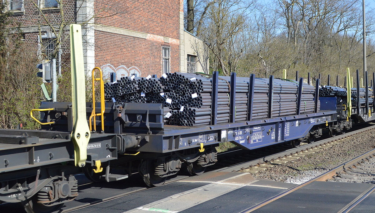 Drehgestell-Flachwagen vom Einsteller ERR (European Rail Rent GmbH) mit der Nr. 37 TEN 80 D-ERR 4505 194-3 Sgmmns2 in einem Güterzug mit Rohren beladen von Captrain am 24.03.20 Bf. Wellen (Magdeburg). 