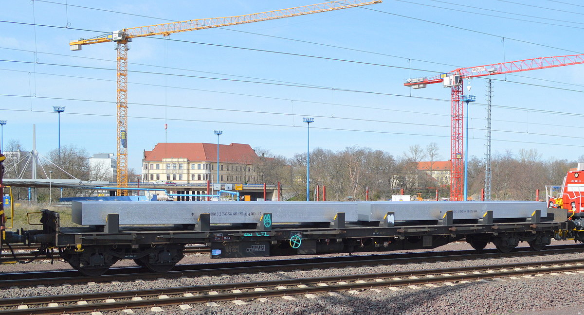 Drehgestell-Flachwagen vom Einsteller On Rail GmbH mit der Nr. 33 RIV 80 D-ORME 3993 134-4 Rs 195 beladen mit zwei gewaltigen Aluminium Brammen  in einem gemischtem Güterzug am 18.03.20 Magdeburg Hbf. 
