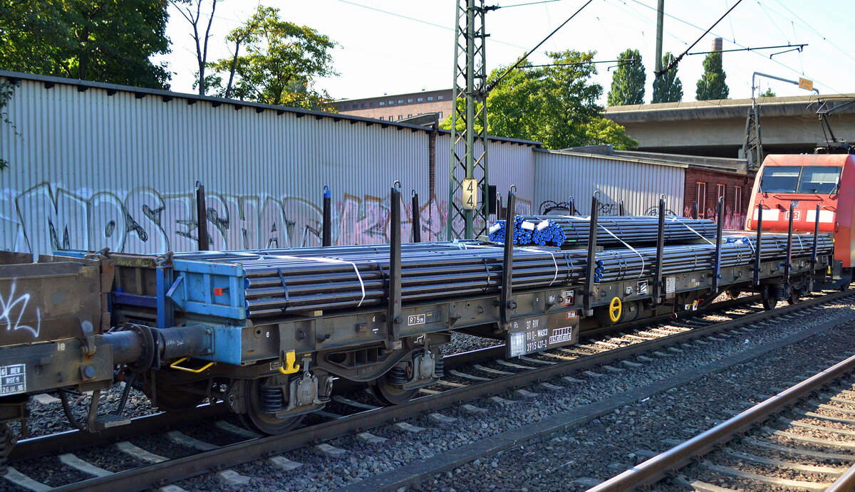 Drehgestell-Flachwagen vom Einsteller WASCOSA AG mit der Nr. 37 RIV 80 D-WASCO 3915 437-2 Rs beladen mit Metallrohren in einem gemischten Güterzug am 08.09.21 Bf. Hamburg-Harburg.