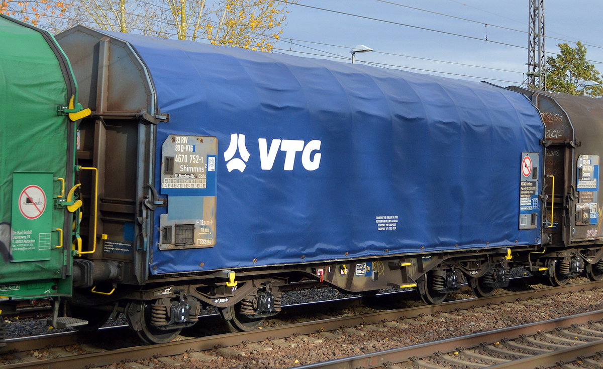 Drehgestell-Flachwagen für Coiltransporte mit Schiebeplane ohne Graffiti vom Einsteller VTG mit der Nr. 33 RIV 80 D-VTG 4670 752-1 Shimmns2 in einem gemischten Güterzug am 02.11.20 Bf. Saarmund.