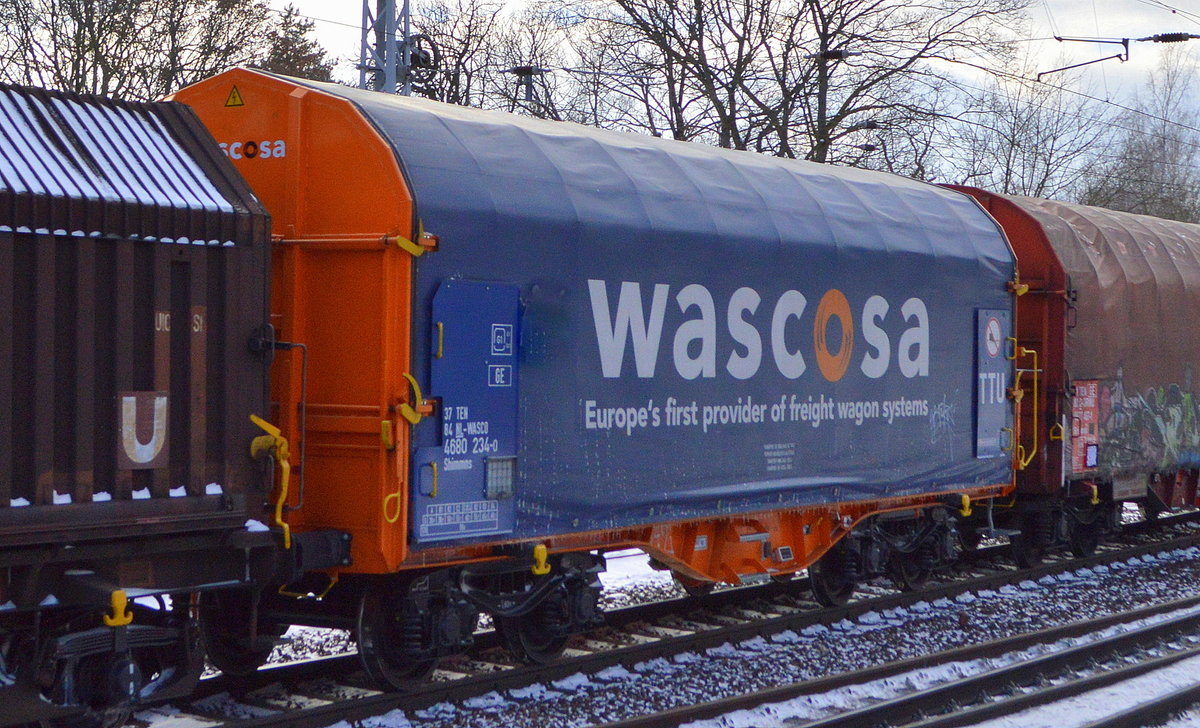 Drehgestell-Flachwagen für Coiltransporte mit Schiebeplanen vom Einsteller WASCOSA AG mit niederländischer Registrierung mit der Nr. 37 TEN 84 NL-WASCO 4680 234-0 Shimmns in einem gemischten Güterzug am 11.02.21 Berlin Hirschgarten.