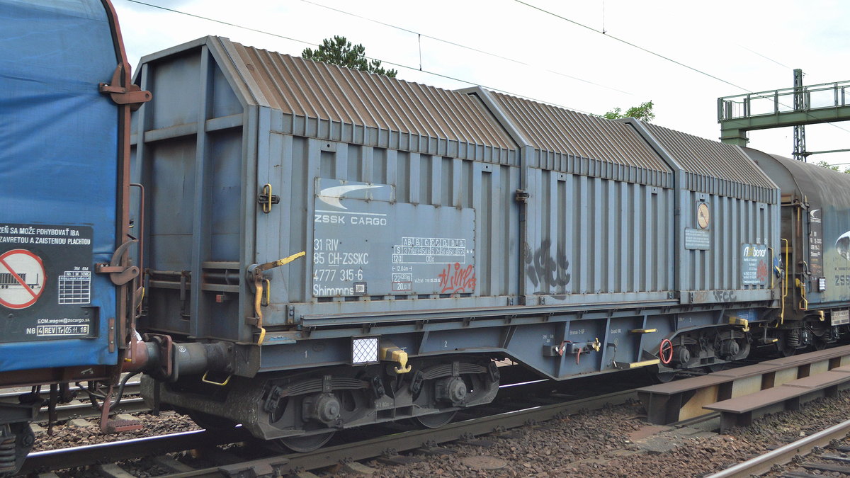 Drehgestell-Flachwagen für Coiltransporte mit Teleskophauben der slowakischen ZSSK Cargo (Fa. Axbenet) mit Registrierung in der Schweiz mit der Nr.31 RIV 85 CH-ZSSKC 4777 315-6 Shimmns in einem gemischten Güterzug am 25.08.20 Bf. Dresden Strehlen.