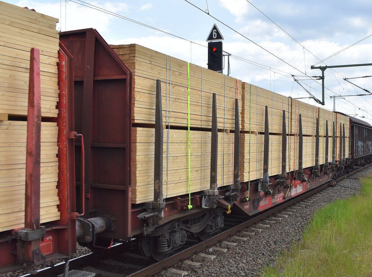 Drehgestell-Flachwagen für den Holztransport vom Einsteller On Rail GmbH mit der Nr. 37 RIV 80 D-ORME 3521 004-6 Rnoos 644-1 beladen mit Schnittholzbrettern in einem gemischten Güterzug am 25.05.23 Bahnhof Dessau Hbf.