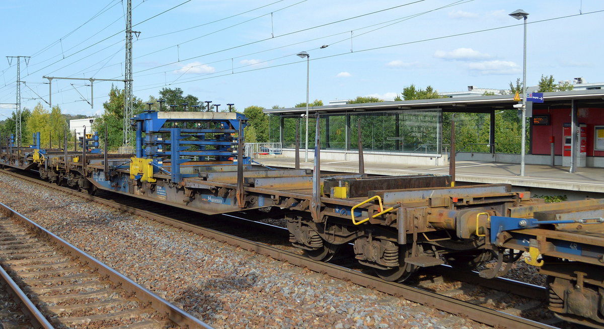 Drehgestell-Flachwagen mit der Ausrüstung für Langschienen-Transporte vom Einsteller ERR GmbH mit der Nr. 37 RIV 80 D-ERR 3933 074-1 Rps1 in einem Ganzzug am 24.09.20 Bf. Saarmund.