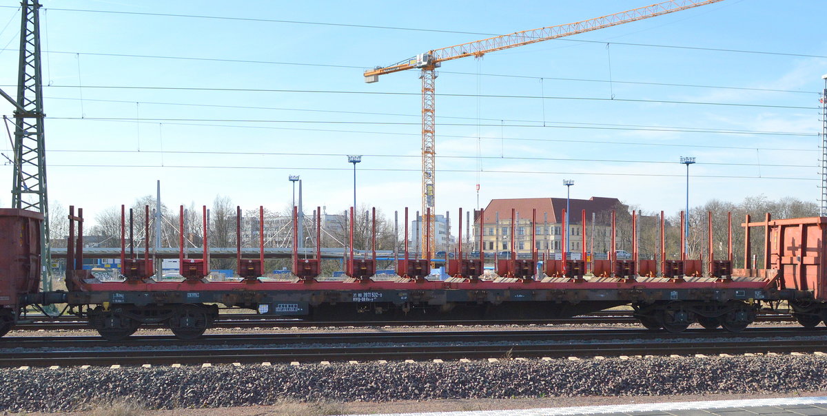 Drehgestell-Flachwagen mit Gestellen für Drahtrollen der DB Cargo mit der Nr. 31 RIV 80 D-DB 3911 532-0 Rs-y 667 in einem gemischten Güterzug am 18.03.20 Magdeburg Hbf.