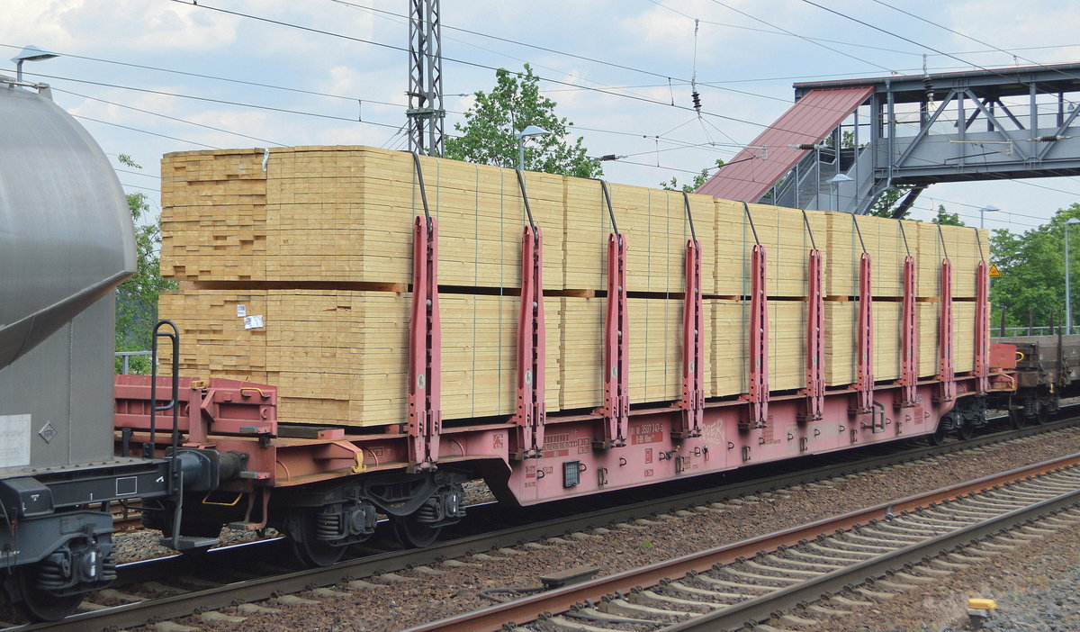 Drehgestell-Flachwagen mit Niederbindeeinrichtung der DB Cargo mit Schnittholz beladen mit der Nr. 81 80 D-DB 3507 747-3 Rbns 646.1 in einem gemischten Güterzug am 06.06.19 Saarmund Bahnhof.
