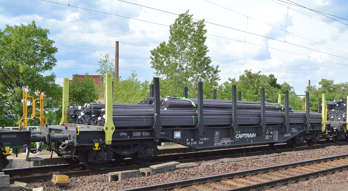 Drehgestell-Flachwagen mit Niederbindeeinrichtung vom Einsteller On Rail GmbH vermietet an Captrain mit der Nr. 37 TEN 84 NL-ORME 4616 004-0 Smnps 194 beladen mit Stahlrohren am 03.06.19 Magdeburg Neustadt.