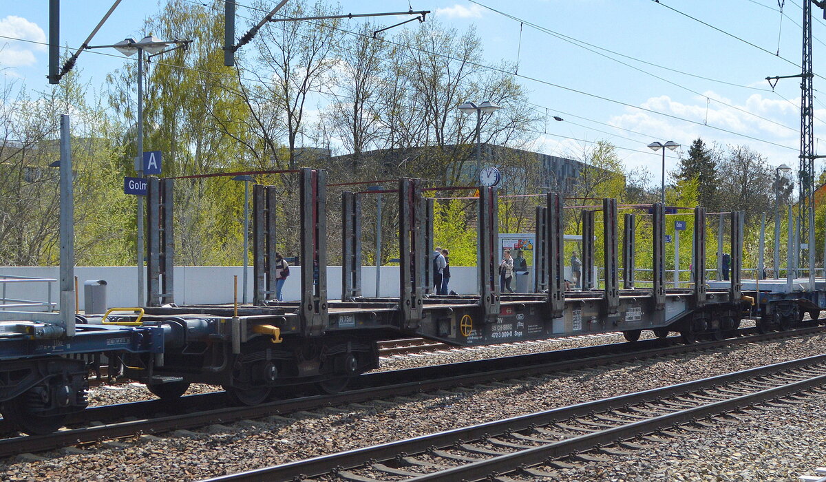 Drehgestell-Flachwagen mit Niederbindeeinrichtungen vom Einsteller SBB Cargo mit der Nr. 31 RIV 85 CH-SBBC 472 3 009-0 Snps in einem Güterzug am 27.04.22 Bf. Golm.