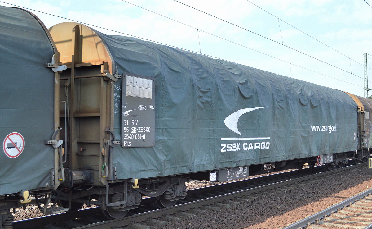 Drehgestell-Flachwagen mit Planenverdeck der slowakischen ZSSK Cargo mit der Nr. 31 RIV 56 SK-ZSSKC 3540 051-0 Rils in einem gemischten Güterzug am 02.04.19 Dresden Strehlen.
