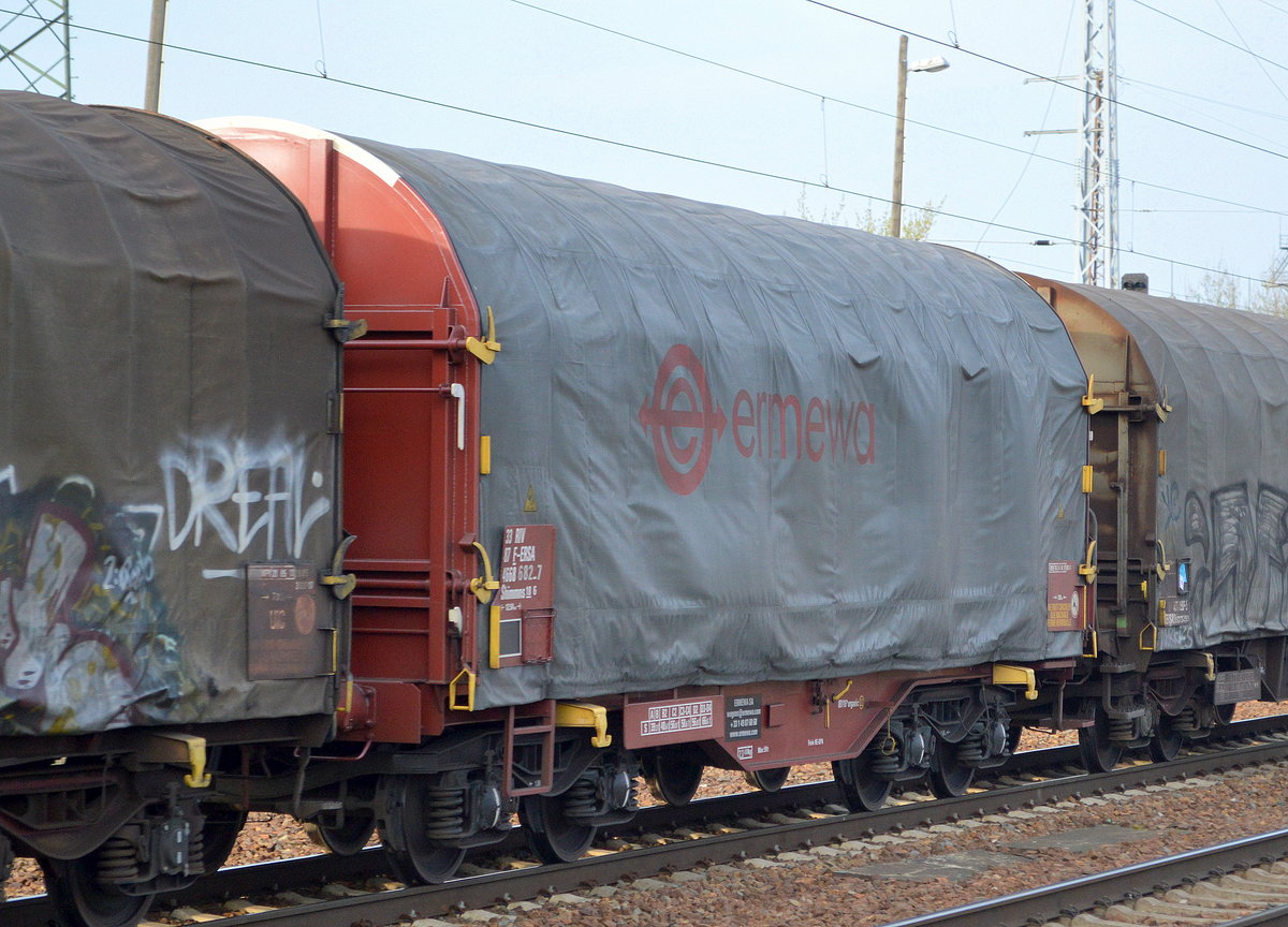 Drehgestell-Flachwagen mit Schiebeplane für Coil-Transporte vom Einsteller ERMEWA SA mit der Nr. 33 RIV 87 F-ERSA 4668 682.7 Shimmns18 6 in einem Ganzzug am 05.04.19 Bf. Flughafen Berlin-Schönefeld. 