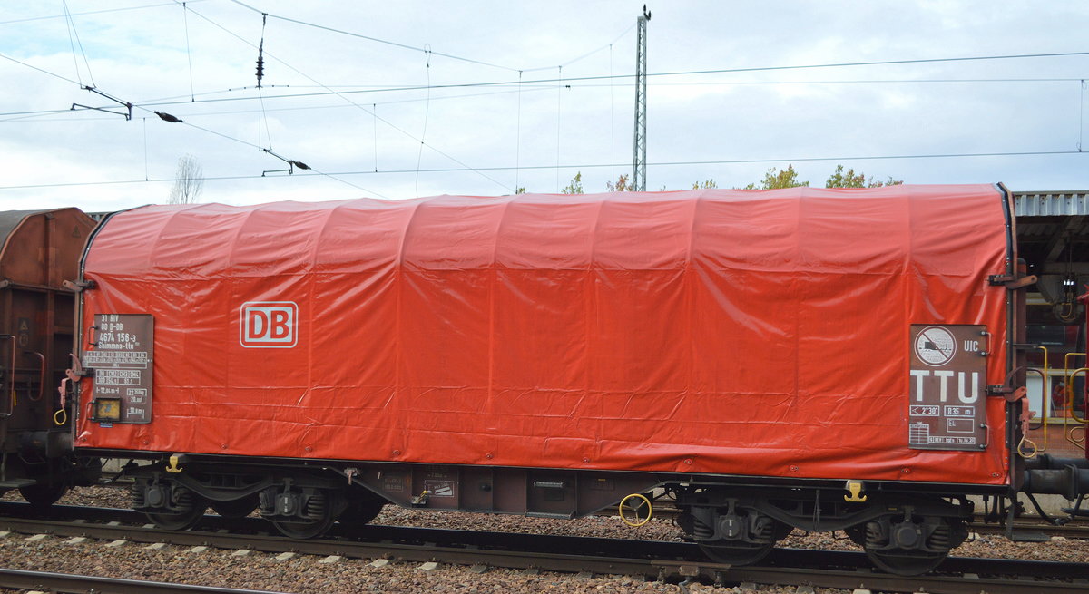 Drehgestell-Flachwagen mit Schiebeplane für Coil-Transporte mit unbeschmierter Plane von DB Cargo mit der Nr. 31 RIV 80 D-DB 4674 156-3 Shimmns-ttu 723 in einem Coilzug am 27.10.20 Bf. Flughafen BER Terminal 5.