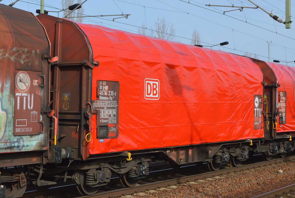 Drehgestell-Flachwagen mit Schiebeplane für Coil-Transporte der DB Cargo mit unbeschmierter Plane mit der Nr. 31 RIV 80 D-DB 4674 236-3 Shimmns-ttu 723 in einem gemischten Güterzug am 24.02.21 Bf. Flughafen BER Terminal 5.