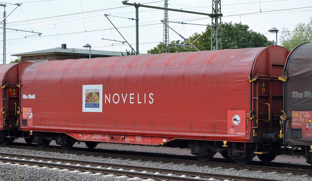 Drehgestell-Flachwagen mit Schiebeplane für Coiltransporte vom Einsteller On Rail mit niederländischer Registrierung mit der Nr. 37 TEN-RIV 84 NL-ORME 4672 525-1 Shimmns 277 mit Logo der US-amerikanischen Fa. Novelis Inc. mit Werken auch in Deutschland (Göttingen, Nachterstedt, Plettenberg-Ohle Lüdenscheid und Norf) in einem Coil-Transportzug am 20.07.18 Magdeburg Hbf.