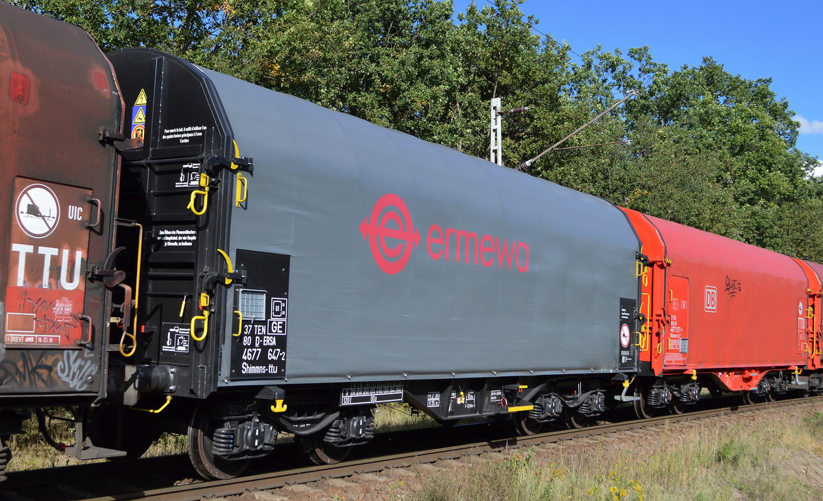 Drehgestell-Flachwagen mit Schiebeplane für Coiltransporte vom Einsteller ERMEWA mit der Nr.37 TEN (GE) 80 D-ERSA 4677 647-2 Shimmns-ttu in einem Coilzug am 04.10.20 Berlin-Wuhlheide. 