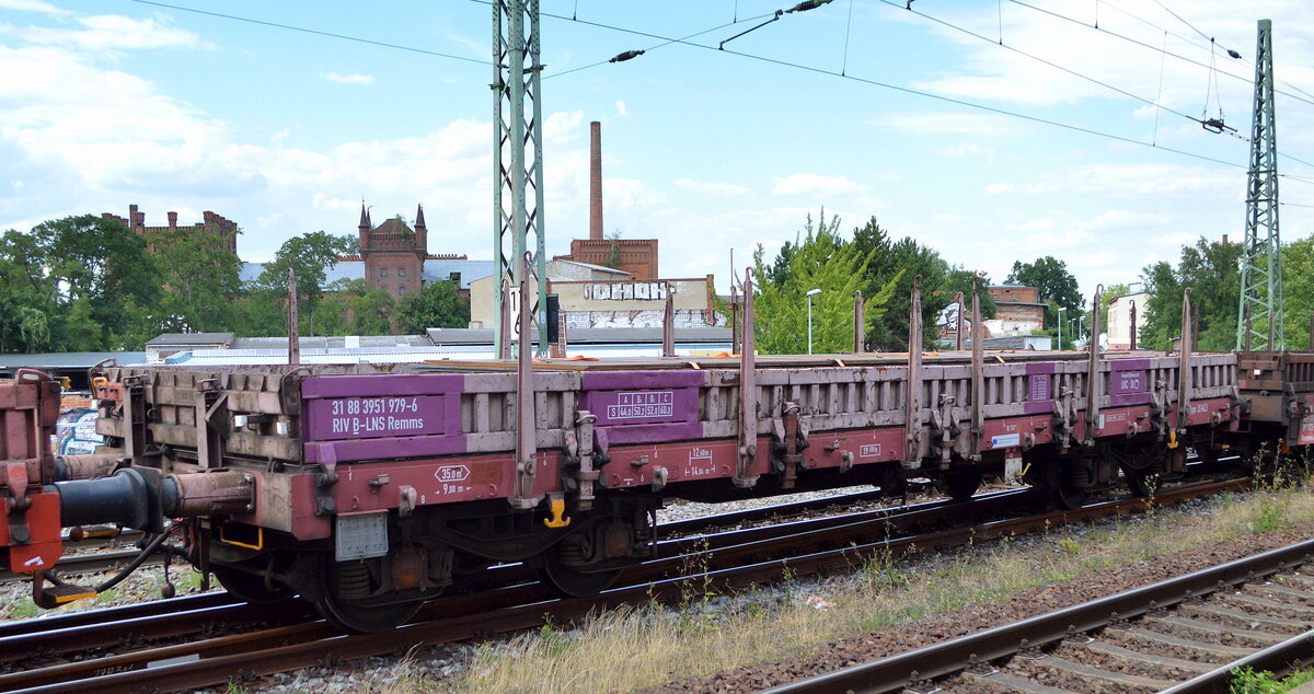 Drehgestell-Flachwagen mit Seitenborden vom belgischen Einsteller LINEAS Group NV/SA mit der Nr. 31 RIV 88 B-LNS 3951 979-6 Remms in einem gemischten Güterzug am 13.07.22 Vorbeifahrt Bahnhof Magdeburg-Neustadt.