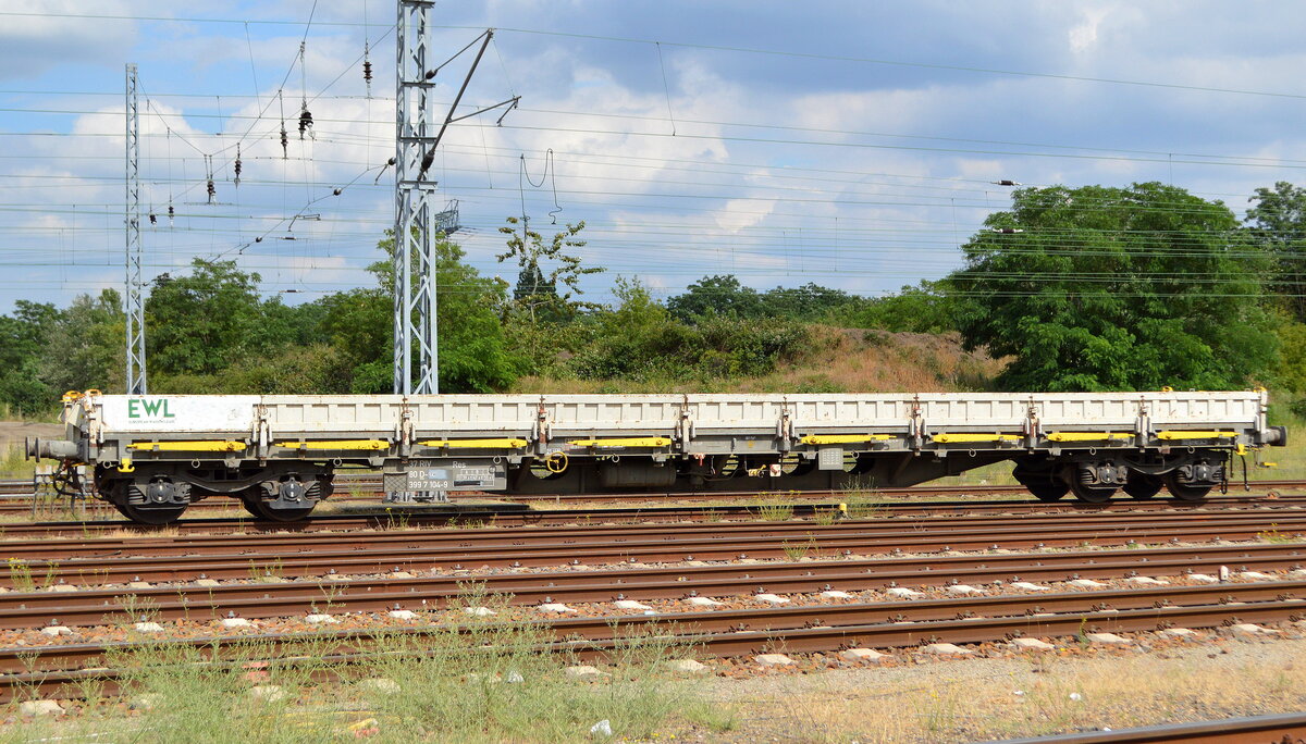 Drehgestell-Flachwagen mit Seitenborden vom Einsteller European Fleet Management GmbH & Co.KG mit der Nr. 37 RIV 80 D-EFM 399 7 104-9 Res abgestellt am 25.06.21 Berlin Industrieübergabe Nordost.