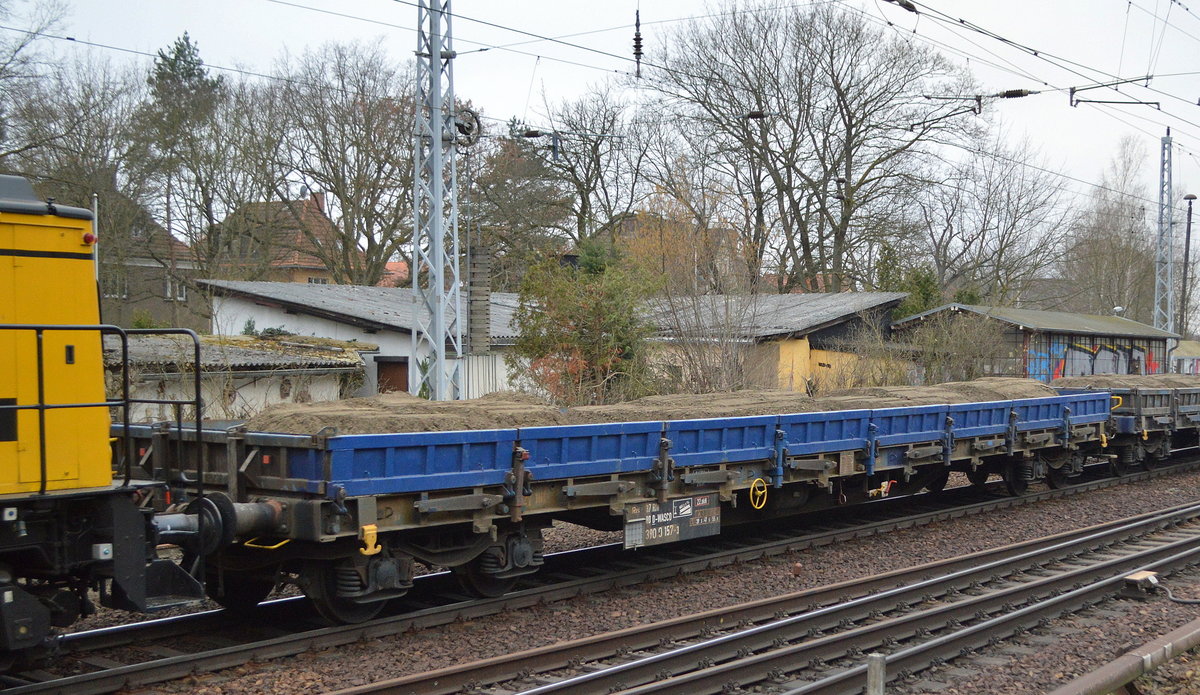 Drehgestell-Flachwagen mit Seitenborden vom Einsteller WASCOSA AG mit der Nr. 37 RIV 80 D-WASCO 390 0 157-3 Res beladen mit Sand am 04.03.21 Berlin Hirschgarten.