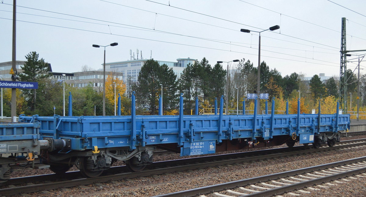 Drehgestell-Flachwagen mit Seitenborden von PRESS mit der Nr. 37 RIV 80 D-PRESS 3940 107-0 Res-x am 12.11.19 Bf. Flughafen Berlin Schönefeld.
