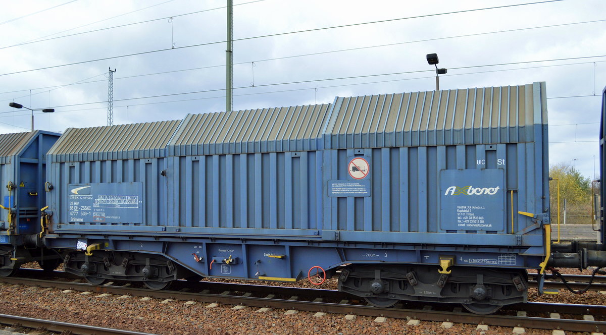 Drehgestell-Flachwagen mit Teleskophauben für Coiltransporte der ZSSK Cargo für die Fa. AX Benet s.r.o. mit Registrierung in der Schweiz mit der Nr. 31 RIV 85 CH-ZSSKC 4777 539-1 Shimmns in einem gemischten Güterzug am 15.03.19 Bf. Flughafen Berlin-Schönefeld.