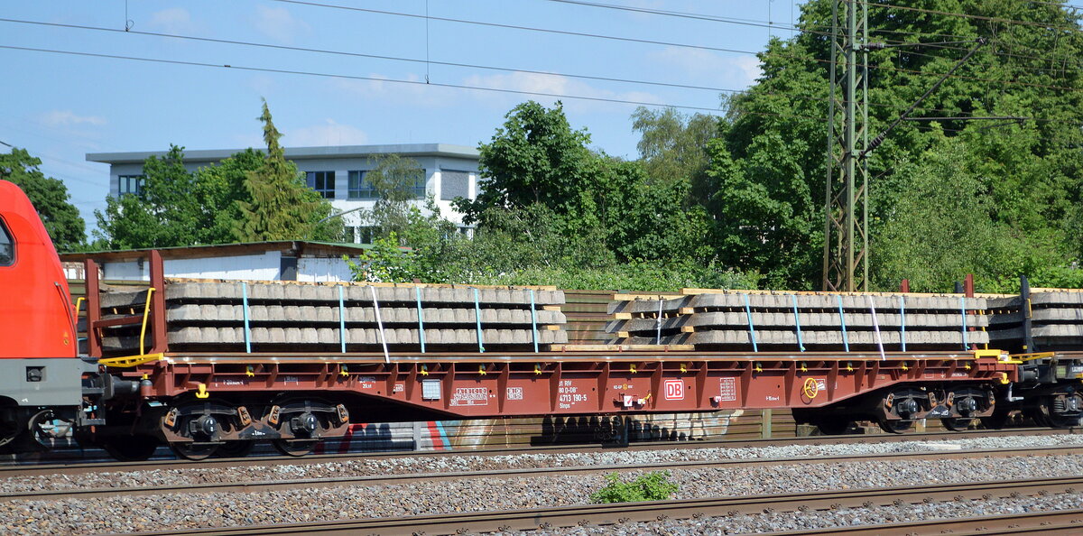 Drehgestell-Flachwagen (Oberbaustoffwagen) der DB Cargo für Bahnschwellen mit der Nr. 31 RIV 80 D-DB 4713 190-5 Slnps 468 in einem Schwellenzug am 16.06.21 Hamburg-Harburg.
