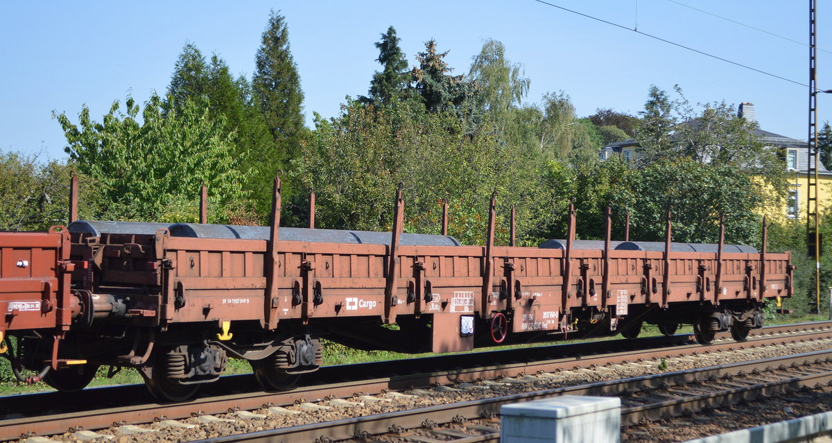 Drehgestell-Flachwagen der tschechischen CD Cargo mit der Nr. 31 RIV 54 CZ-CDC 3937 048-9 Res 320 beladen mit Rohren am 15.09.20 Dresden-Stetzsch.