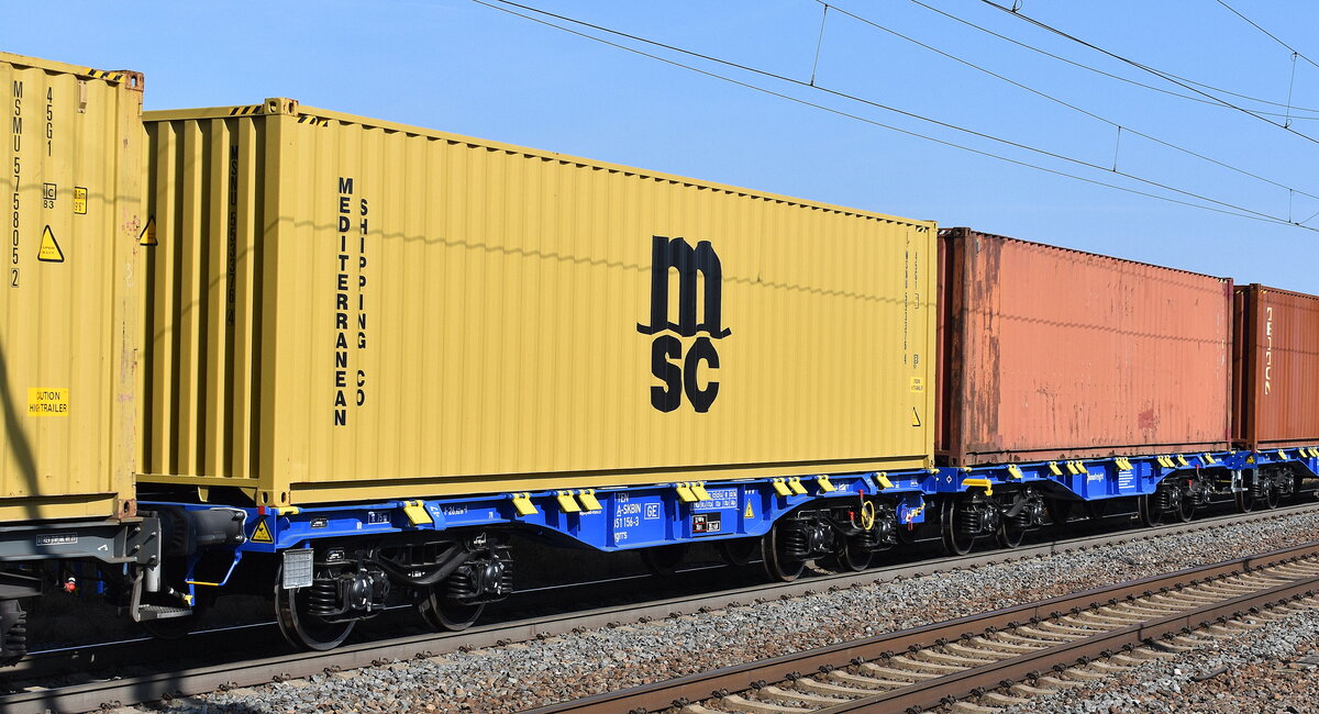 Drehgestell-Gelenkcontainertragwagen vom slowakischen Einsteller Budamar Innovations, a.s. mit österreichischer Registrierung mit der Nr. 35 TEN 81 A-SKBIN 4851 156-3 Sggrrs (GE) in einem Containerzug am 02.09.24 Höhe Bahnhof Rodleben. 