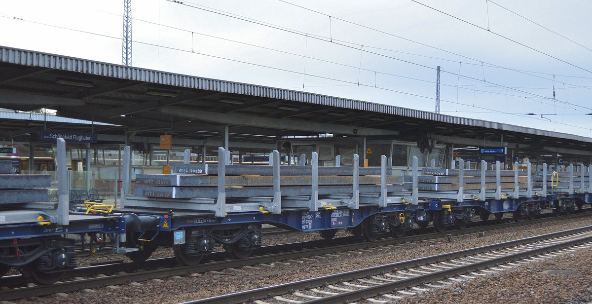 Drehgestell-Gelenktragwagen mit Rungenaufsatz vom Einsteller VTG Schweiz beladen mit Stahl-Brammen, im Bild der Wagen mit der Nr. 37 TEN 80 D-VTGCH (GE) 4851 238-8 Sggrrs in einem Ganzzug am 18.01.20 Bf. Flughafen Berlin Schönefeld. 