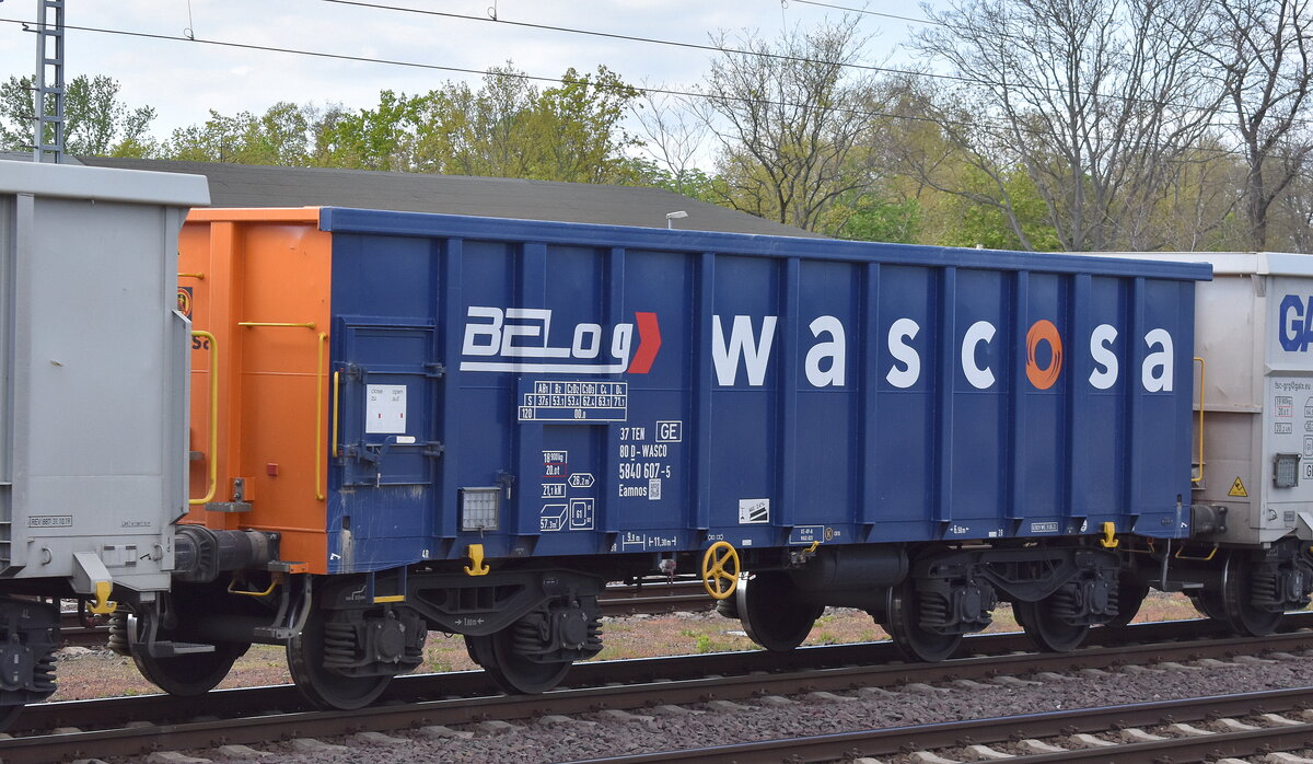Drehgestell-Hochbordwagen vom Einsteller WASCOSA vermietet an BELog Baustoffe- Entsorgung- Logistik GmbH & Co. KG (siehe Logo am Wagen) mit der Nr. 37 TEN 80 D-WASCO 5840 607-5 Eamnos (GE) am 02.05.23 Vorbeifahrt Magdeburg Hbf.