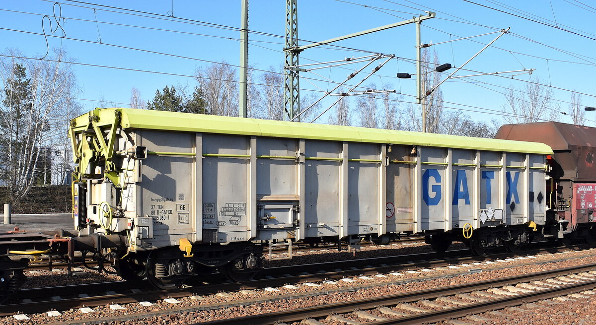 Drehgestell-Hochbordwagen mit Schwenkdachabdeckung vom Einsteller GATX Rail Germany GmbH mit der Nr. 37 TEN 80 D-GATXD 0805 060-1 Tamns (GE) in einem gemischten Güterzug am 01.03.23 Durchfahrt Bahnhof Flughafen BER Terminal 5