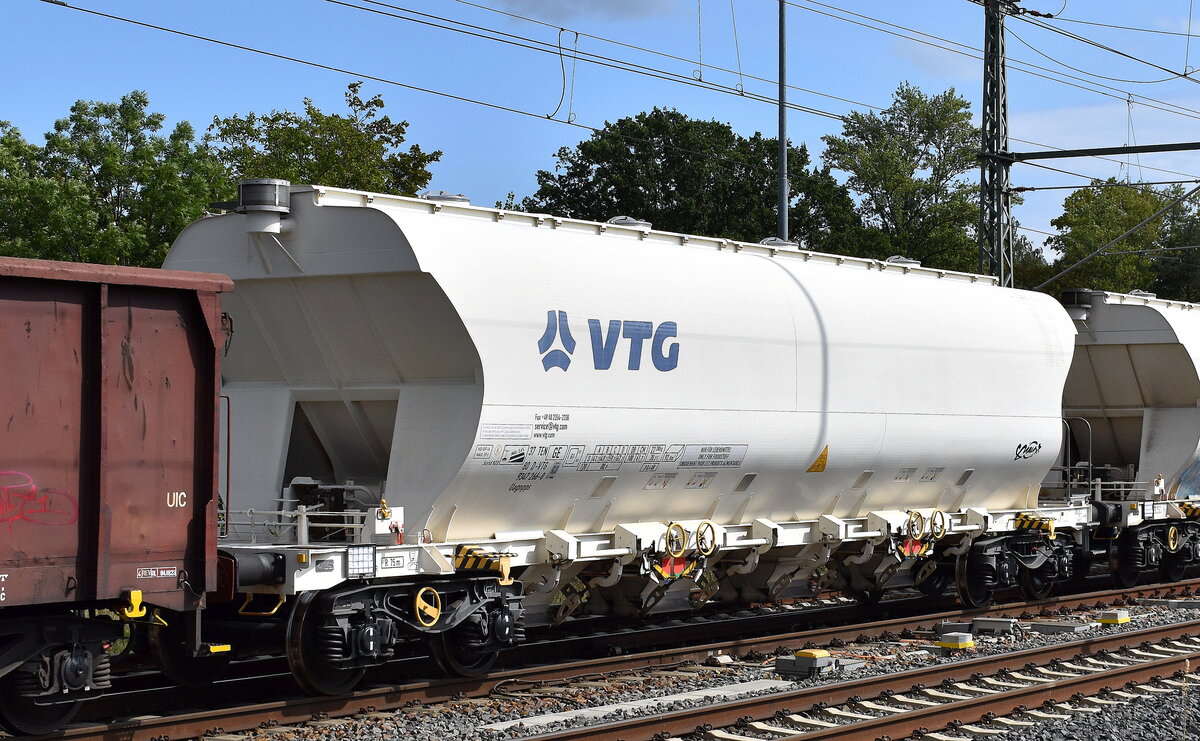 Drehgestell-Schüttgutwagen mit dosierbarer Schwerkraftentladung vom Einsteller VTG mit der Nr. 37 TEN 80 D-VTG 9347 266-0 Uagnpps (GE) Aufschrift: NUR FÜR LEBENSMITTEL in einem gemischten Güterzug am 31.08.23 Vorbeifahrt Bahnhof Leipzig-Thekla.