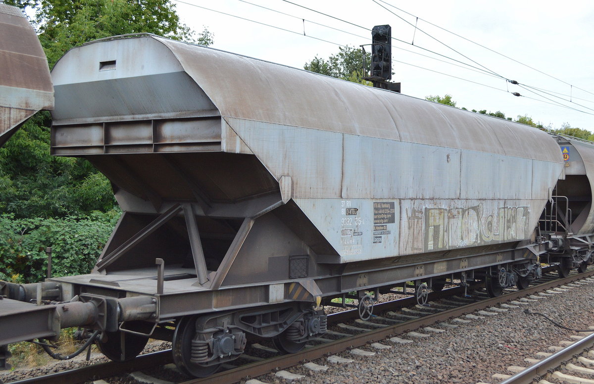 Drehgestell-Schüttgutwagen mit dosierbarer Schwerkraftentladung für Getreide vom Einsteller VTG in Hamburg mit der Nr. 37 RIV 80 D-VTGD 9332 135-4 Uagps Bf. Maschen Rbf. in einem Getreidezug am 24.08.18 Bf. Berlin-Hohenschönhausen.