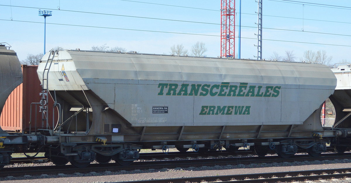 Drehgestell-Schüttgutwagen mit dosierbarer Schwerkraftentladung für Getreide vom Einsteller ERMEWA SA mit der Nr. 33 RIV 87 F-ERSA 9334 162-3 Uagps in einem Getreidezug am 18.03.20 Magdeburg Hbf.